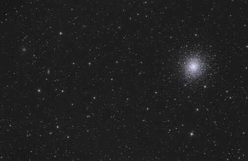 Astrophotographie des Kugelsternhaufens Messier 92 mit Galaxien - THGF00088