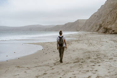 Mann, der am Strand von Point Reyes, Kalifornien, USA, spazieren geht - AFVF09023