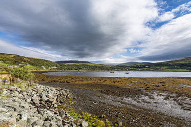 UK, Schottland, Große Wolken über der Bucht von Uig - RUNF04568