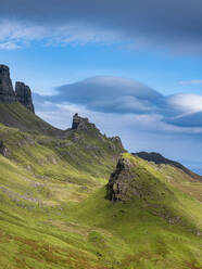 UK, Schottland, Wolken über Bergkamm bei Erdrutsch in Quiraing - RUNF04571