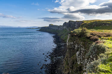 UK, Scotland, Steep coastal cliffs of Isle of Skye - RUNF04574