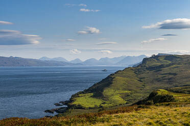 UK, Schottland, Küstenlandschaft der Isle of Skye - RUNF04575