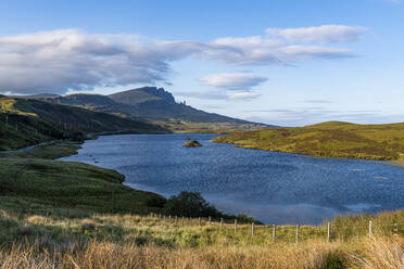 UK, Schottland, Wolken über Loch Leathan mit Old Man of Storr im Hintergrund - RUNF04578