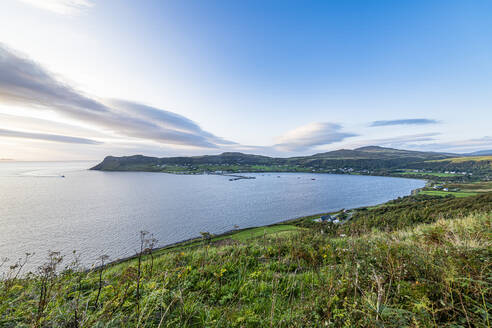 UK, Schottland, Wolken über der Bucht von Uig in der frühen Abenddämmerung - RUNF04579