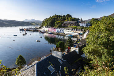 UK, Schottland, Portree, Hafen der Küstenstadt - RUNF04580