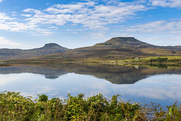 UK, Schottland, Blick auf die sich im Loch Dunvegan spiegelnden Berge - RUNF04581