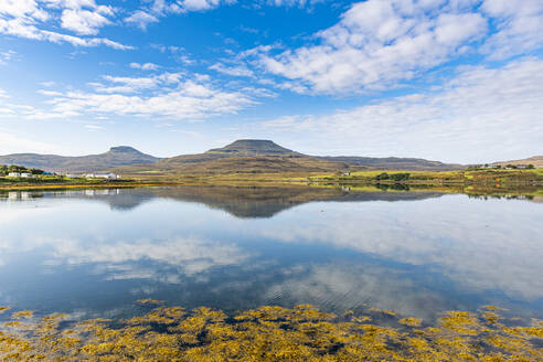 UK, Schottland, Blick auf Wolken und Berge, die sich im Loch Dunvegan spiegeln - RUNF04582