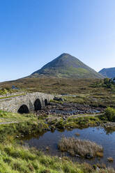 UK, Schottland, Sligachan, Sligachan Old Bridge mit Berg im Hintergrund - RUNF04583