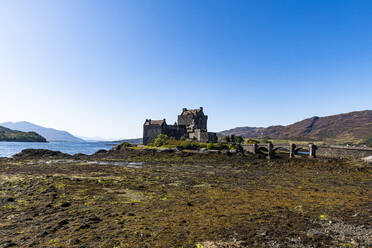 UK, Scotland, Clear sky over Eilean Donan Castle - RUNF04586