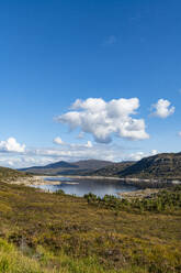 Panoramaaussicht auf Glen Garry im Sommer - RUNF04588