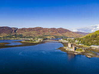 UK, Schottland, Luftaufnahme von Eilean Donan Castle und der umliegenden Landschaft im Sommer - RUNF04590