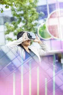 Junge Geschäftsfrau passt Virtual-Reality-Headset an - JCCMF03064