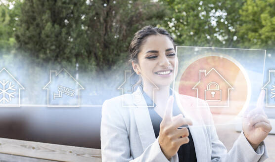 Geschäftsfrau mit digitalem Tablet mit Haus und Vorhängeschloss-Symbol - JCCMF03084