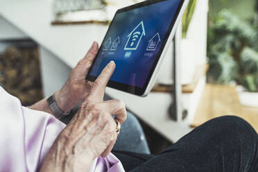 Frau verbindet digitales Tablet mit Wifi zu Hause - UUF23666