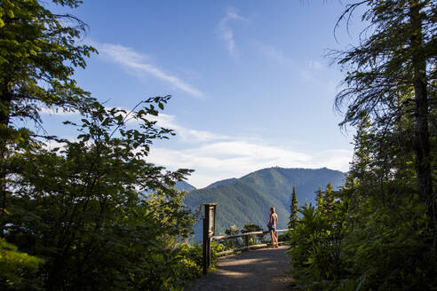Eine junge Frau überblickt den Olympic National Park in Washington vom Mt. Walker, Washington. - CAVF94389