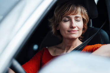 Businesswoman sitting with eyes closed in car - JOSEF05022