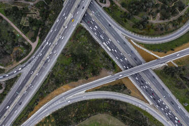 Türkei, Istanbul, Luftaufnahme des Verkehrs auf Autobahnen und Überführungen in Atasehir - TAMF03111