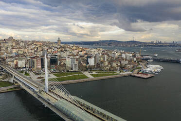 Türkei, Istanbul, Luftaufnahme der Wolken über der Golden Horn Metro Bridge - TAMF03115