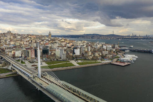 Türkei, Istanbul, Luftaufnahme der Wolken über der Golden Horn Metro Bridge - TAMF03115