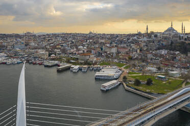 Türkei, Istanbul, Luftaufnahme der U-Bahn-Brücke über das Goldene Horn und der im Hafen vertäuten Boote - TAMF03116