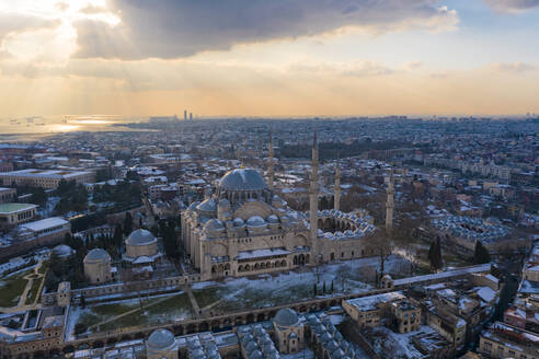 Türkei, Istanbul, Luftaufnahme der Suleymaniye-Moschee bei Sonnenuntergang - TAMF03123