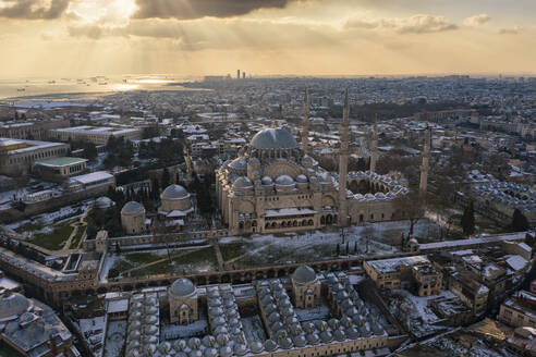 Türkei, Istanbul, Luftaufnahme der Suleymaniye-Moschee bei Sonnenuntergang - TAMF03124