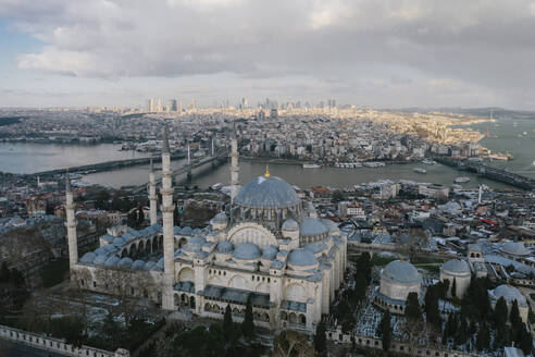 Türkei, Istanbul, Luftaufnahme der Süleymaniye-Moschee mit dem Goldenen Horn im Hintergrund - TAMF03127