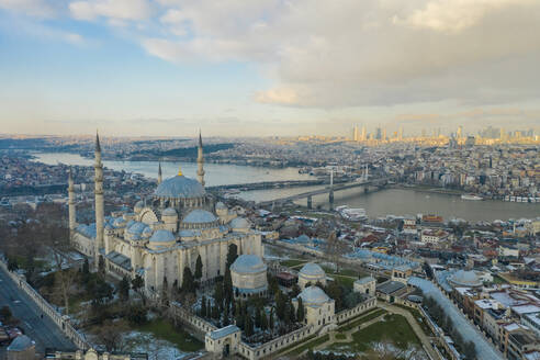 Türkei, Istanbul, Luftaufnahme der Süleymaniye-Moschee mit dem Goldenen Horn im Hintergrund - TAMF03128