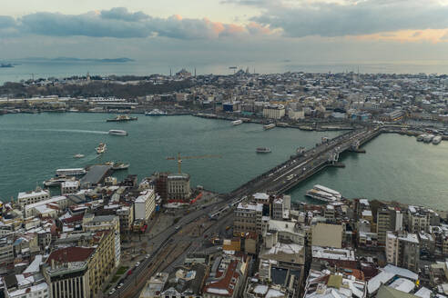 Türkei, Istanbul, Luftaufnahme des Goldenen Horns und der Galata-Brücke - TAMF03129