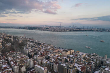 Türkei, Istanbul, Luftaufnahme des Bosporus und der umliegenden Stadt in der Abenddämmerung - TAMF03130
