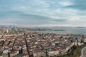 Türkei, Istanbul, Luftaufnahme des bewölkten Himmels über dem Stadtteil Kadikoy - TAMF03132