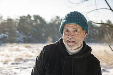 Älterer Mann mit Strickmütze im Winter - FVDF00322