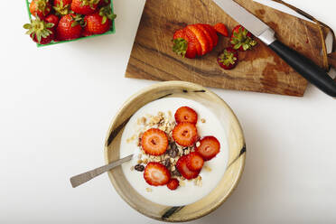 Studioaufnahme einer Schüssel mit Müsli, Joghurt und frischen Erdbeeren - ACTF00090