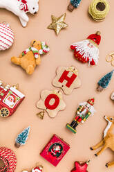 Sammlung von verschiedenen Weihnachtsschmuck flach gegen beige Hintergrund gelegt - FLMF00541