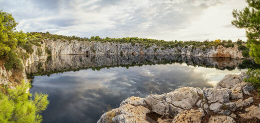 Wolkenspiegelung am See Dragon's Eye, Rogoznica, Kroatien - MAMF01890