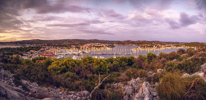 Blick auf die Landschaft bei Sonnenuntergang, Rogoznica, Dalmatien, Kroatien - MAMF01892