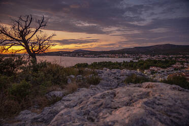 Gebaute Strukturen über der Landschaft in der Stadt am Meer bei Sonnenuntergang Rogoznica, Dalmatien, Kroatien - MAMF01903