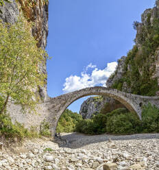 Griechenland, Epirus, Zagori, Alte Bogenbrücke im Vikos-Aoos-Nationalpark im Sommer - MAMF01906