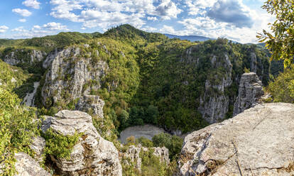 Griechenland, Epirus, Zagori, Aussicht auf bewaldete Klippen im Vikos-Aoos-Nationalpark im Sommer - MAMF01908
