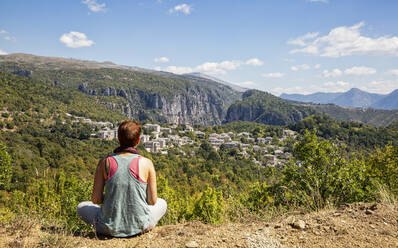 Griechenland, Epirus, Zagori, Wanderin bewundert den Wald um das Dorf im Vikos-Aoos-Nationalpark im Sommer - MAMF01912