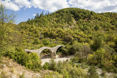 Greece, Epirus, Zagori, Kalogeriko Bridge in Vikos-Aoos National Park during summer - MAMF01915