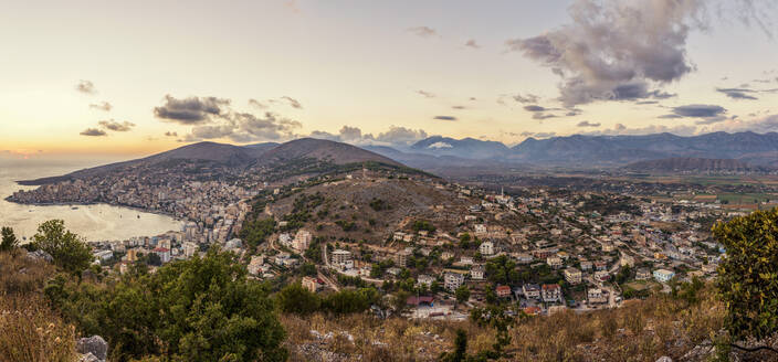 Albanien, Bezirk Vlore, Sarande, Stadt an der Ionischen Küste in der Abenddämmerung - MAMF01916