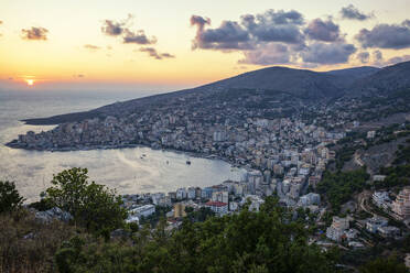 Albanien, Bezirk Vlore, Sarande, Stadt an der Ionischen Küste bei Sonnenuntergang - MAMF01922