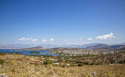 Albanien, Kreis Vlore, Ksamil, Dorf an der albanischen Riviera und umliegende Landschaft im Sommer - MAMF01926