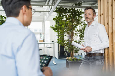 Businessman having discussion with colleague at office - DIGF15949