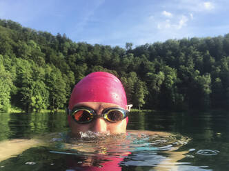 Kopf einer erwachsenen Frau beim Schwimmen im Gemundener Maar - GWF07055