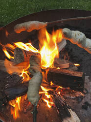 Backen von selbstgebackenem Brot über brennendem Lagerfeuer - GWF07057