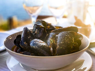 Bowl of ready-to-eat mussels with gravy - AMF09206