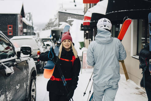 Junge blonde Frau geht im Winter am Auto vorbei - MASF24364