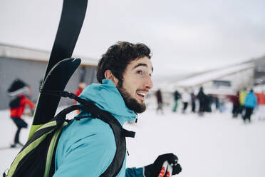 Bärtiger Mann mit Rucksack, der im Skigebiet wegschaut - MASF24372
